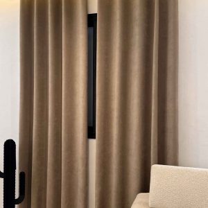 Rideaux Occultants Velours Beige Camel - Prêt à poser avec anneaux en acier argenté